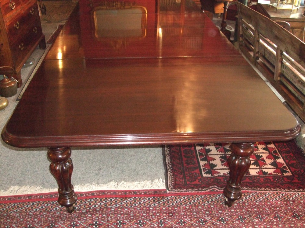 good early 19th century mahogany pull out extending dining table with 4 leaves