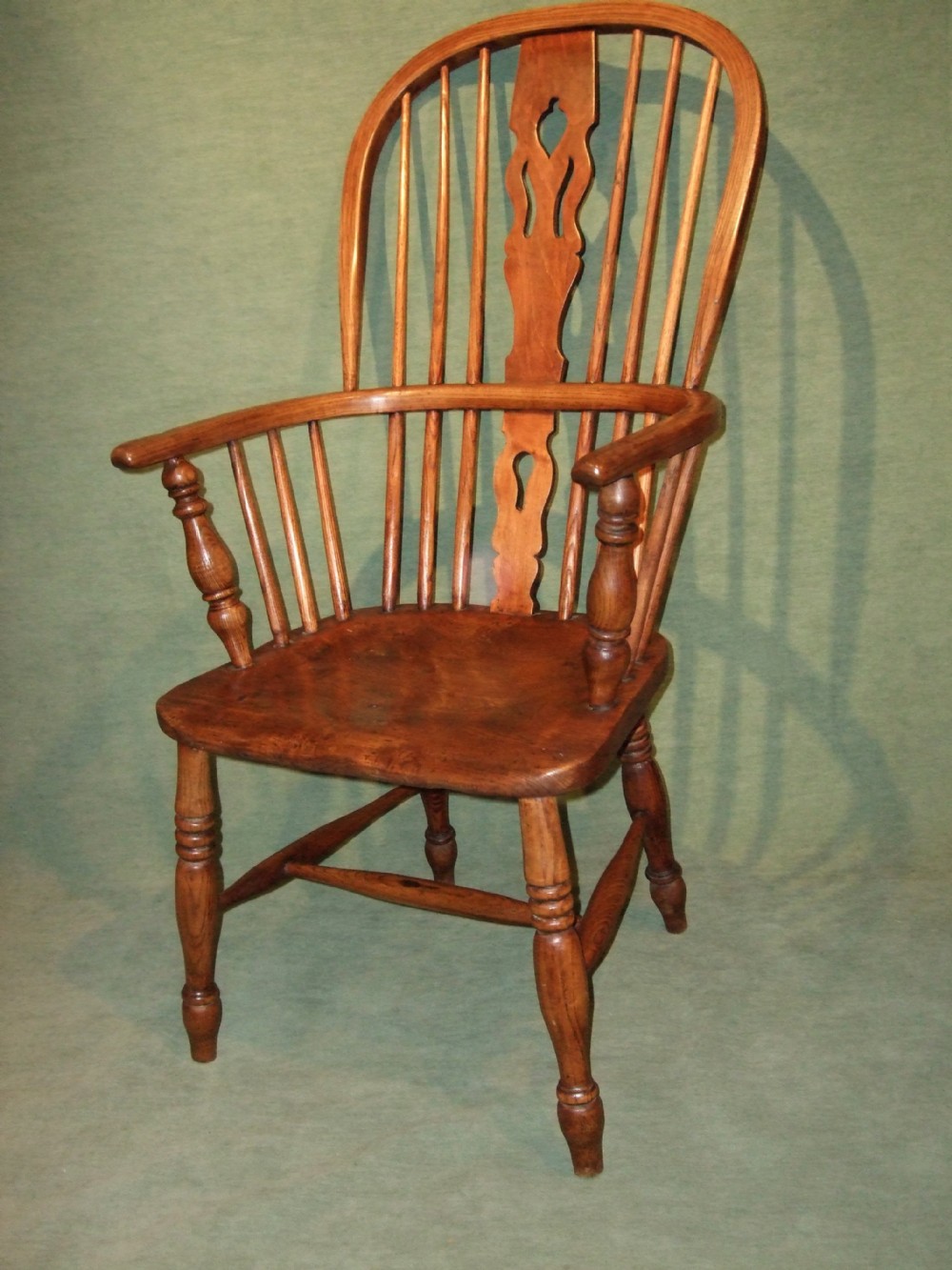 good 19thc elm ash windsor chair
